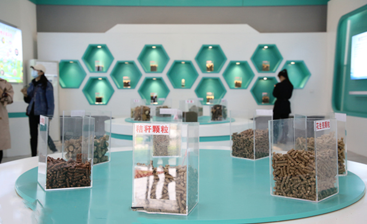 阳信县利民公司展厅内展示的麻豆传媒网站生物质颗粒燃料