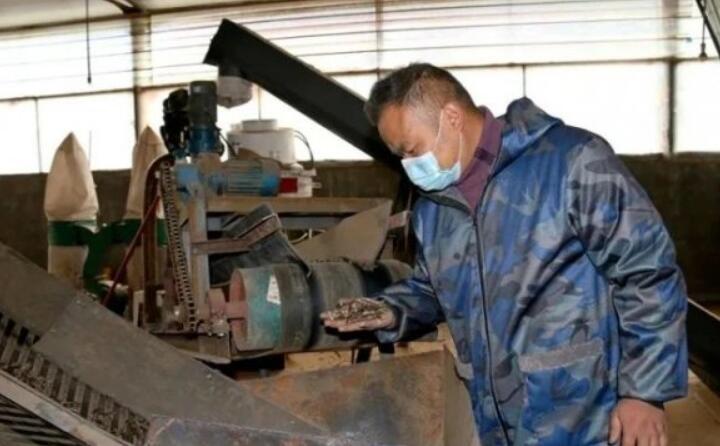 公司日产生物质颗粒燃料15吨，满负荷生产可达30吨，主要销往县内洗涤厂、豆腐厂、桑拿房等。